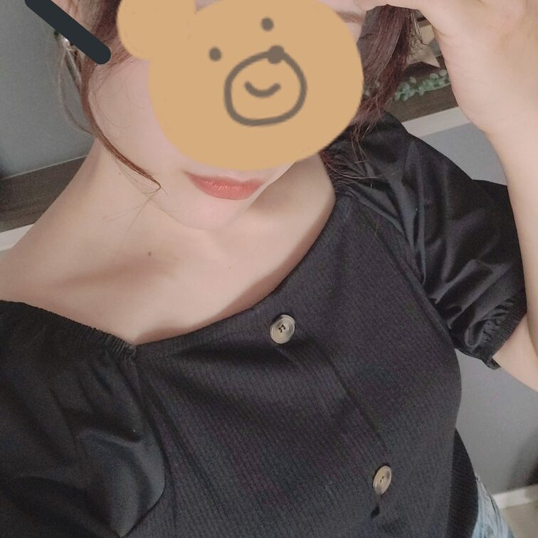 Twitterにも上げましたが……🐻
今日は美容院行ってきました💜
写真はビフォーです🐻❤️
髪色黒くしてきま