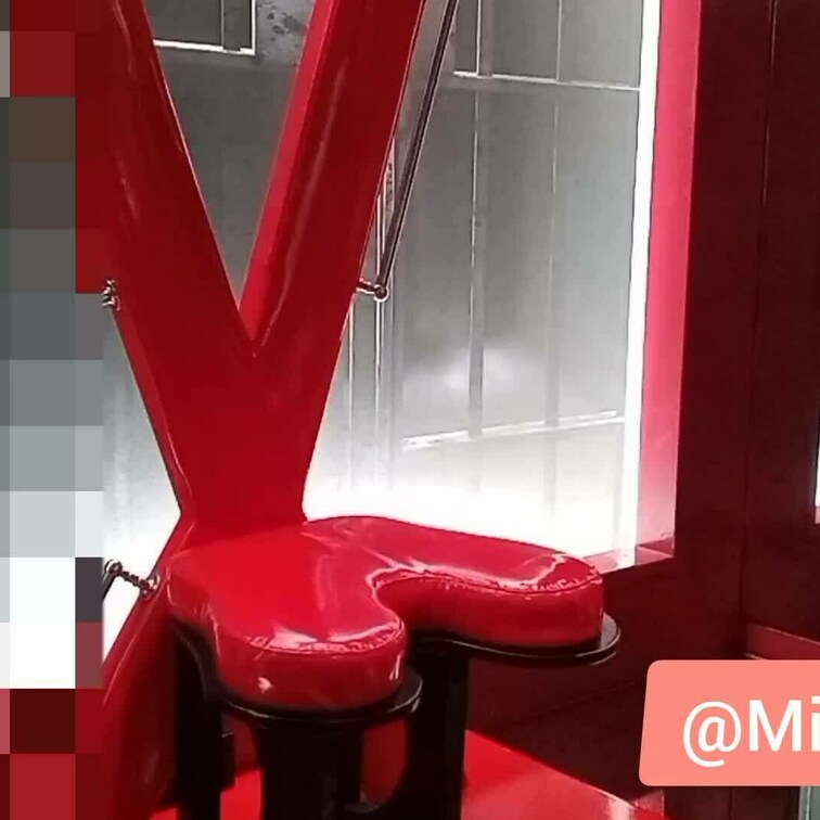 お仕置き部屋でお仕置き
素直にスカートをめくってお仕置きを受けていたメイドでしたが、痛みのあまり動くので、
両手とも