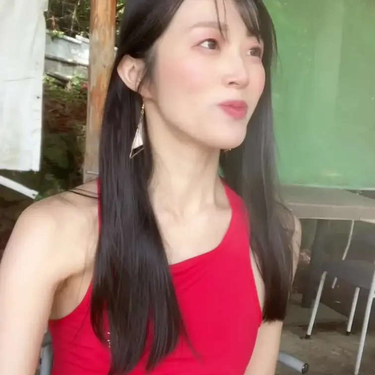 赤いハイレグでお話してるオフショット