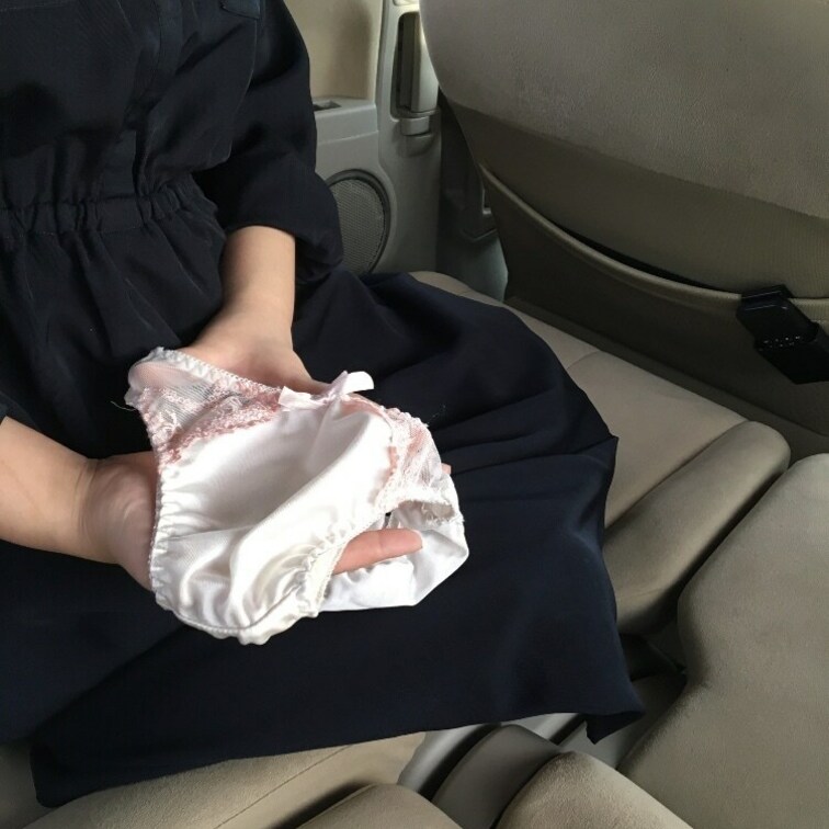 脱いでパンティ見せand持ち帰った後です。
少し染みがありますね。

柔軟剤の匂いの中に少し女の子の匂いがします✨