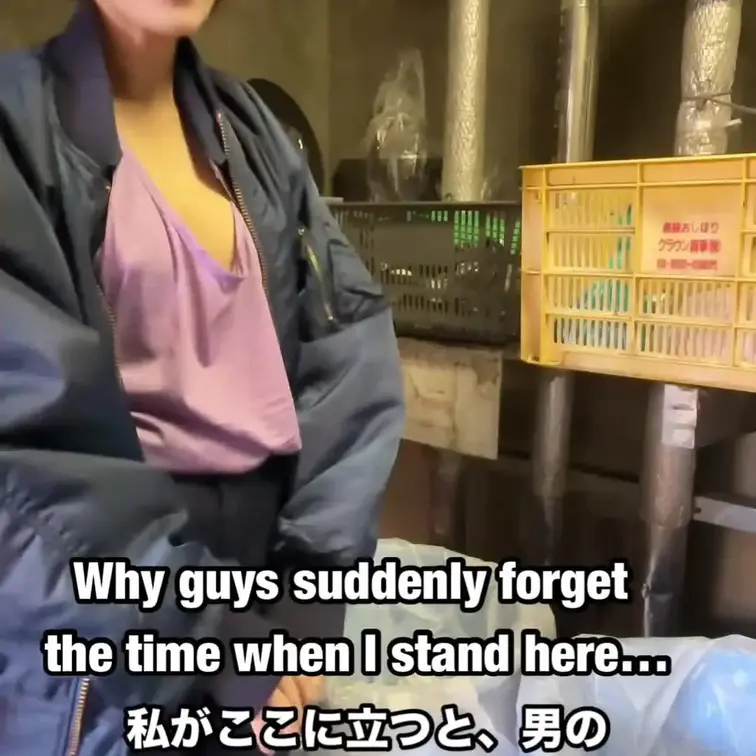 ゴミ出ししてるだけだよ？そんな見られると照れるじゃん