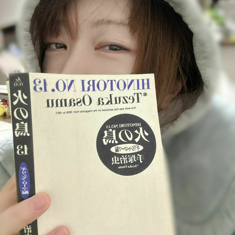 絶賛風邪ひき中のみかです
この本の裏側ではおっきい鼻栓つめてます
喉が焼かれたのは昨年のコロナぶりでしょうか
治す