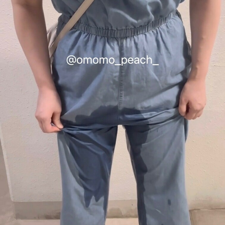 【サロペットで順番待ち中におもらし】
デート中にずっと恥ずかしくて言い出せず
やっと行かれた時にはどこも行列で
失