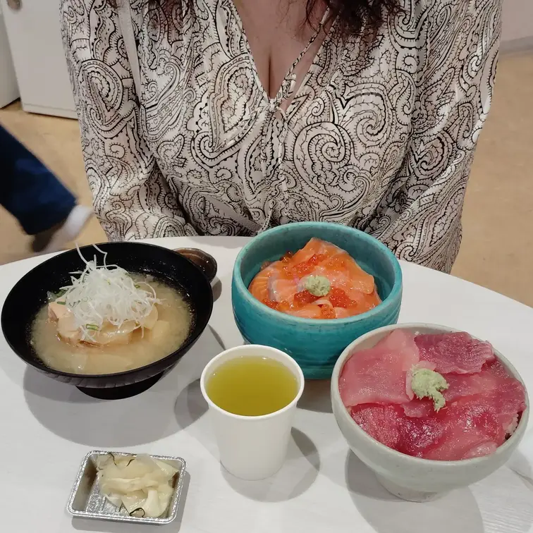 ♥️グルメ♥️サーモンイクラ丼、マグロ丼、鮭汁
さて、私はどれを食べたでしょうか？