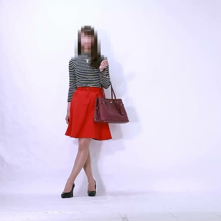 化粧品会社に勤務しており肌のカウンセリングをしている23歳の女性。
ずっとロングヘアー。
ピアノをやっていたのでちょ