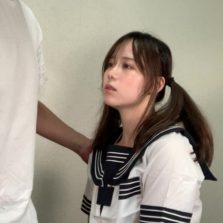 顔出し★セーラーコスでカメラ目線の乳首舐め！
喘ぎながら乳首をベロンベロン舐めてくれました