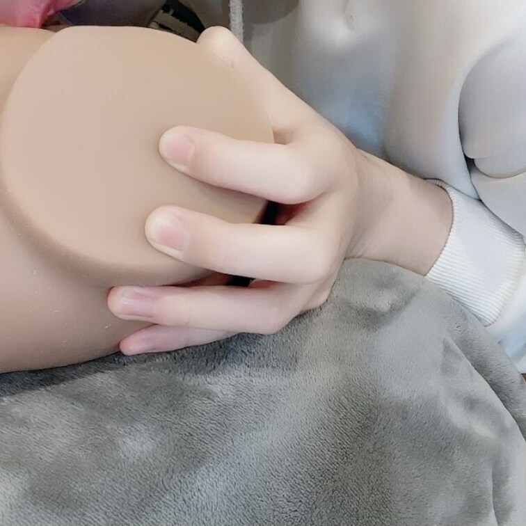 舌でクリ責めされたい子は全員おいで？
沢山舐めたり吸ったりしちゃうクンニ動画です((

舐められるのが好きなら絶対
