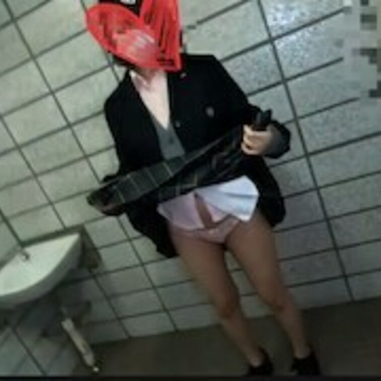 今夜公開！！

まずは映像の切り抜き写真をご覧ください！

外でナンパした制服姿の女の子を公園にあった公衆トイO