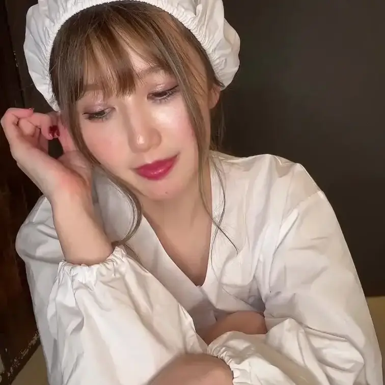 フェチ向け動画です❕
給食着×マスク×ピチピチのゴム手袋
こんな格好でも中は下着、、、
後半は足裏や下着見せちゃう