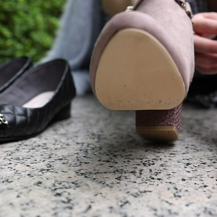 ブーツからパンプスに履き替える動画です。