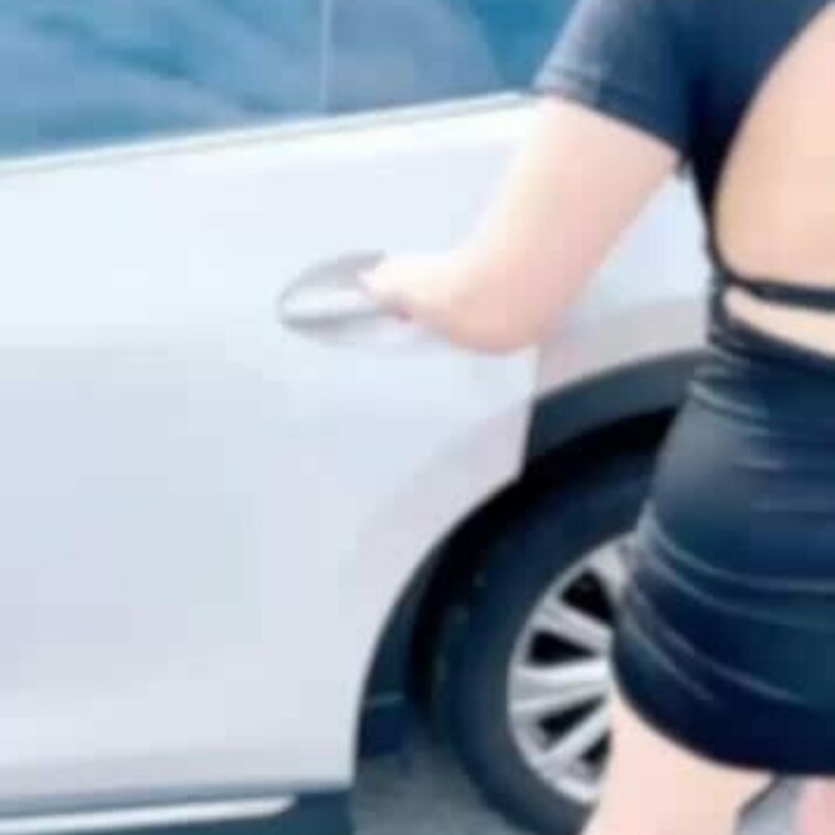 真面目に車の掃除をする私
それを後ろからこっそり撮影するN笑