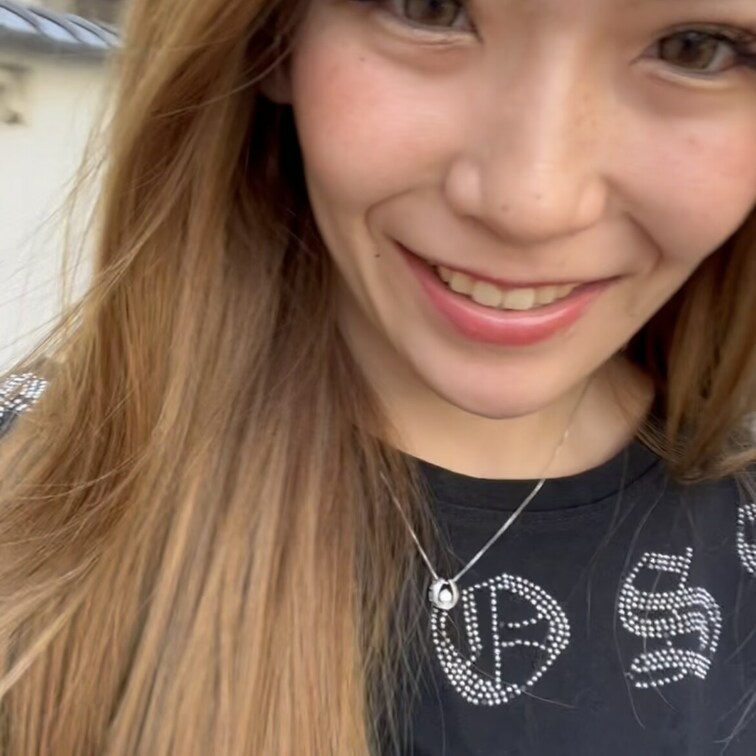 お散歩中にっ♡
パンティー履かずスカートちらっ
おまんこくぱぁ見せ😍