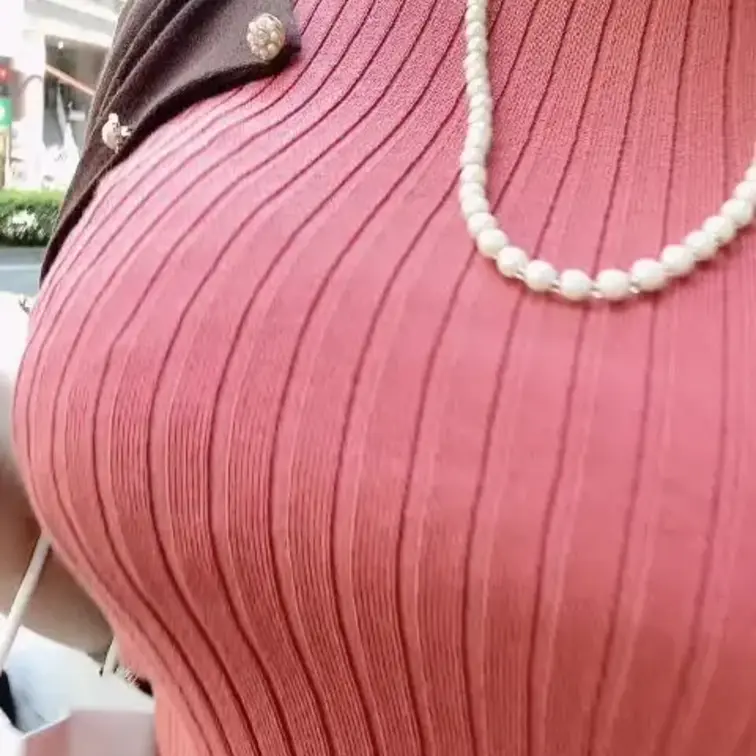 ニット爆乳のお散歩。