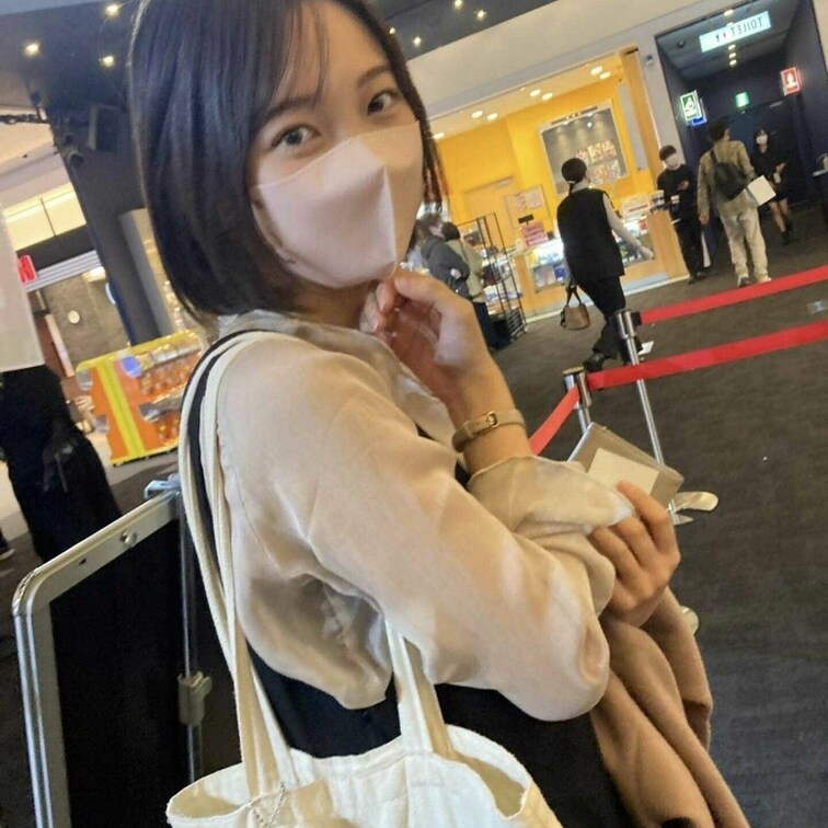 【マスク顔出し】○○○の「さおりちゃん」と密会。綺麗な体のパイパンま〇こに騎乗位で挿入。とにかく声が可愛いです💕

