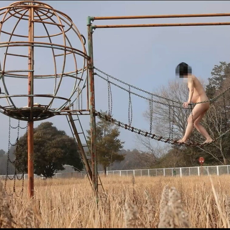 臨月になった妊婦さんの野外露出プレイのリクエスト。

公園にある男子トイレでヘソ出し。

下着で外出、スクール水