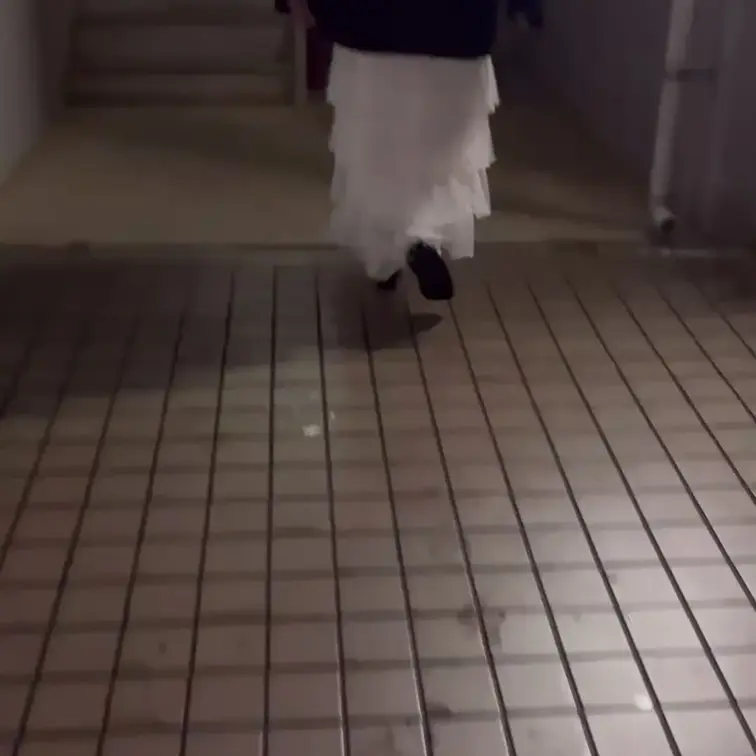 彼氏持ち保育士
 
 「年上の彼氏がいます。後々は結婚も」
 「彼氏がいるから」
 と言っていた彼女が
 露出