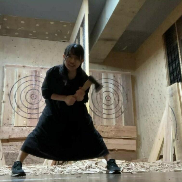 Axe Throwingをやりました。
斧、手裏剣、スコップを、的に投げてます。