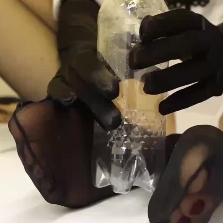 黒いサテン手袋でペットボトルを触る動画です。パンチラありです。