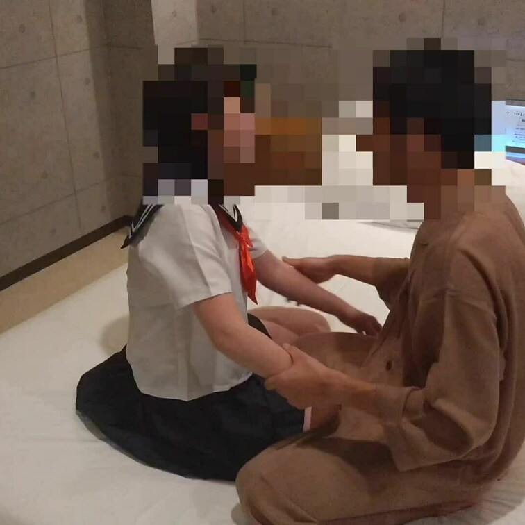 単独男性と遊んだ時の様子です。
単独男性がセーラー服を着せてしたいと買ってきてくれて着せて始まりました。

このシ