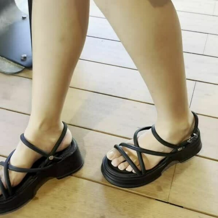 個人的にルックスがオススメのKちゃん
夏のサンダル素足と足裏
サンダルに足汗？うっすら編