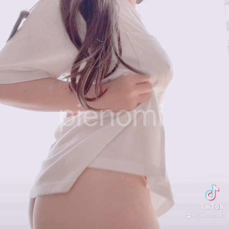 Tシャツの中に隠してる物なぁーんだ😜💓
排卵日の発情期が止まらなくて
乳◯が常に勃起しちゃってるの、、、

排卵