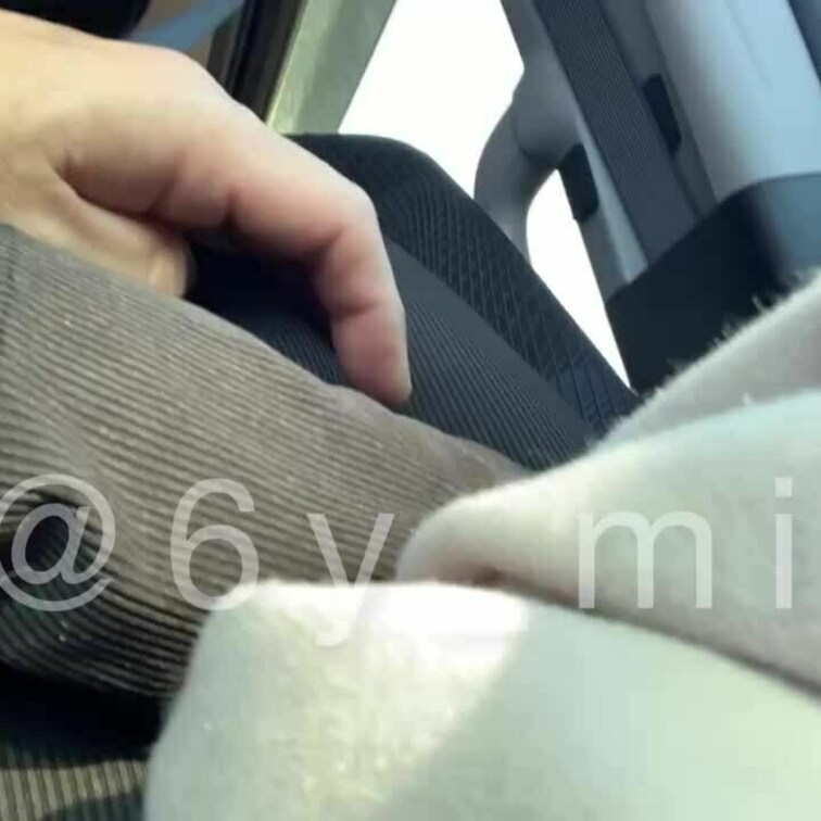 助手席でおっぱい触られちゃった動画
触りやすい服着て行ってるので触られて喜んでます。