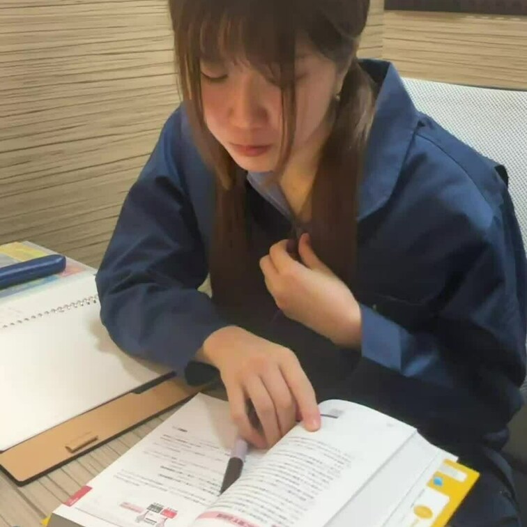 あんまり見ないでください💦
集中してると暑くなってきたので少し着崩れた姿が映っております🫣