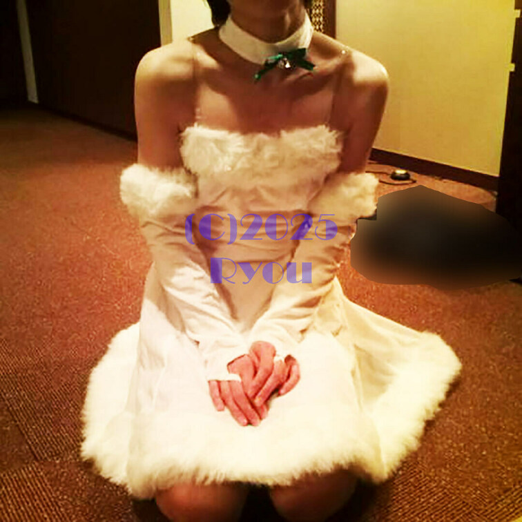 ブログ読者から○○○志願してきた33歳人妻女医のマイさんを、クリスマス用のセクシーコスを着せて、頭を踏みつけて足を舐めさ