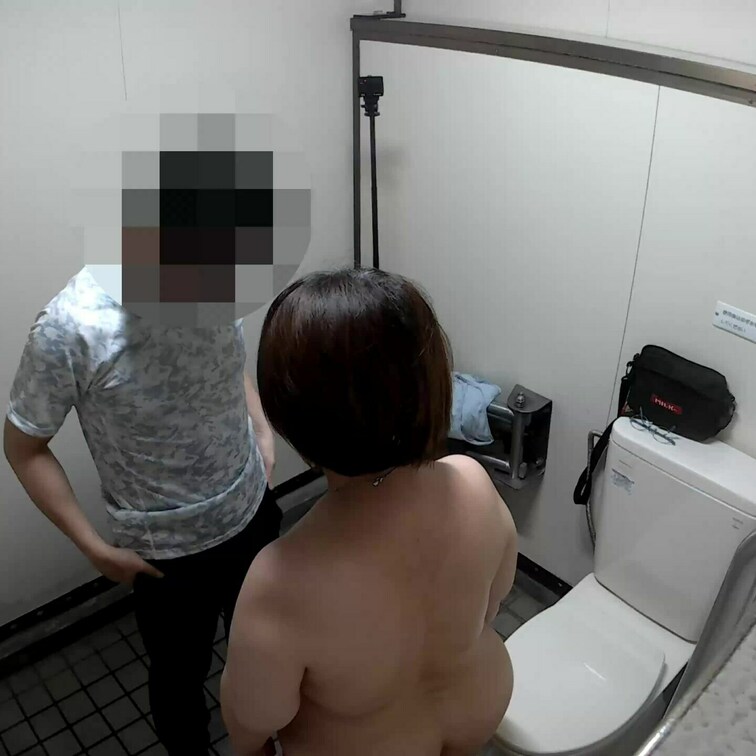 【デブ】住宅街の多目的トイレで撮った立ちバックシーン(撮影日：2024年6月11日)【立ちバック】
