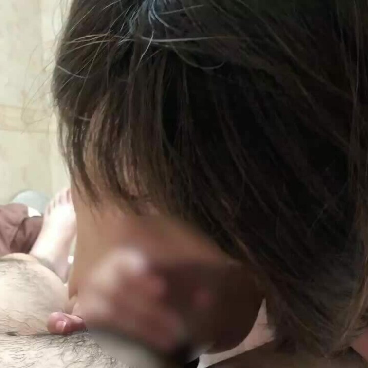 五十路熟女のスケベなフェラ顔、バキュームしながら舌で亀頭を責めてくるのでめちゃくちゃ気持ちいいです💦💦