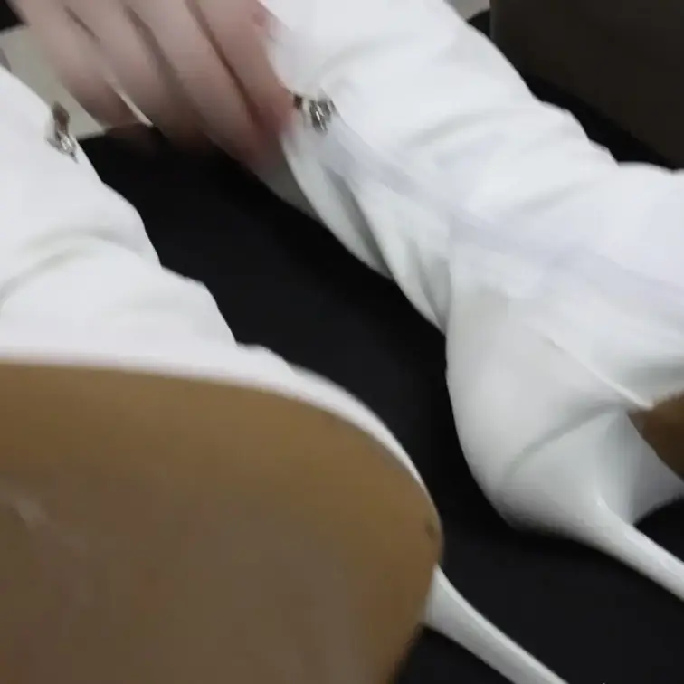 白のニーハイブーツの中の足を見せつける動画です