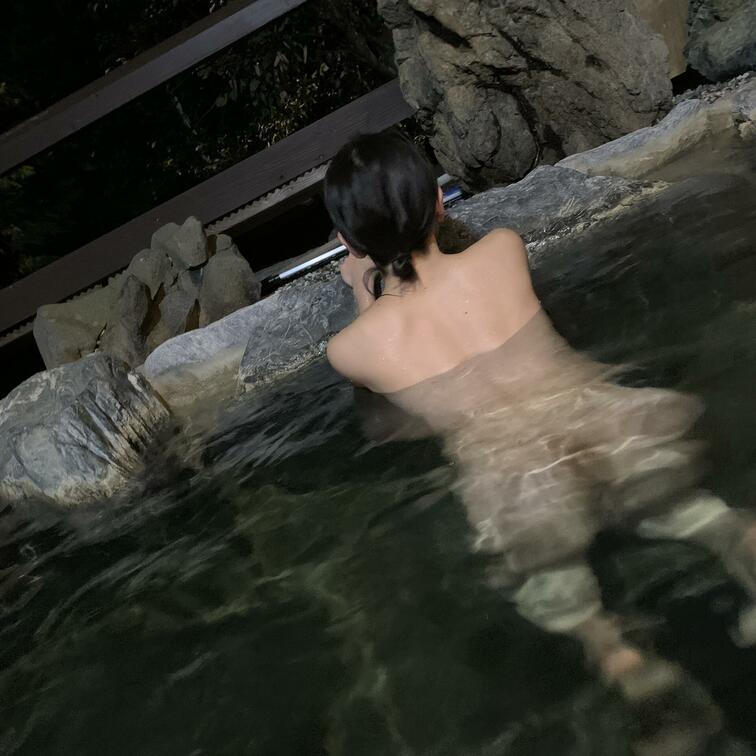 画像／2枚

露天風呂でパシャリ。笑
セルフモザイクは楽ですねぇ←