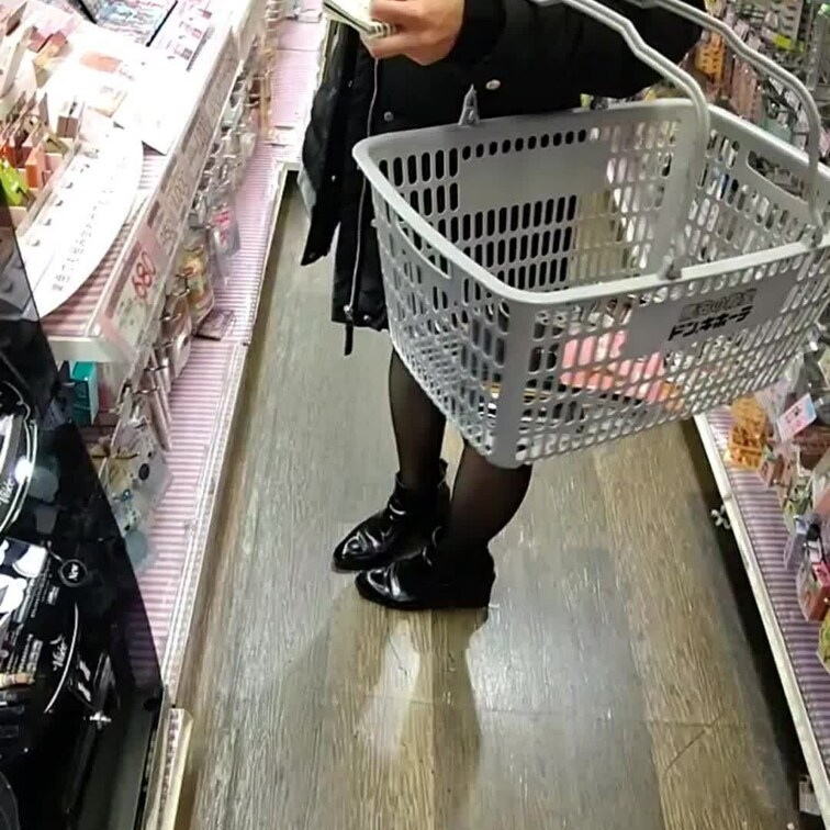 お正月にドンキと買い取りまっくすでの露出遊び
人が多すぎて○○○プレイが出来なくて余計にムラムラしてしまったみたいです🎵
