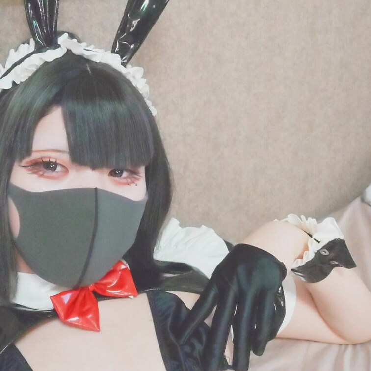 すべすべハーフグローブで乳首スリスリ逆バニーさん