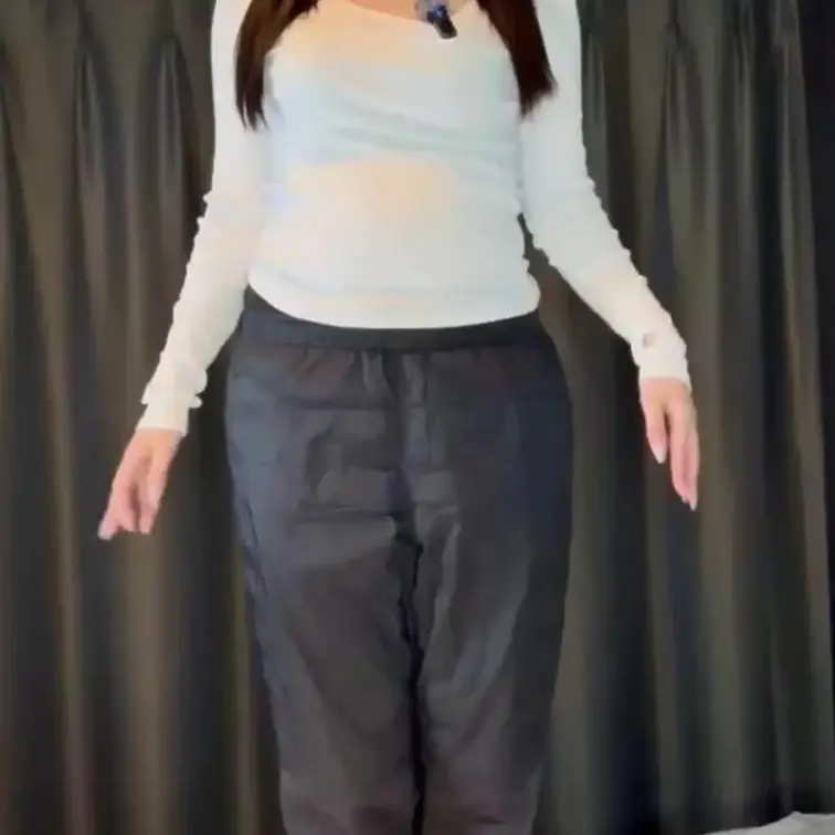 りなです。
最初は服を着た状態から始まり、徐々に脱いでいきます。
※6本の短編動画を、一本の作品としてまとめています。 サンプルや予告編ではなく、この動画だけで最後までご覧いただけます。