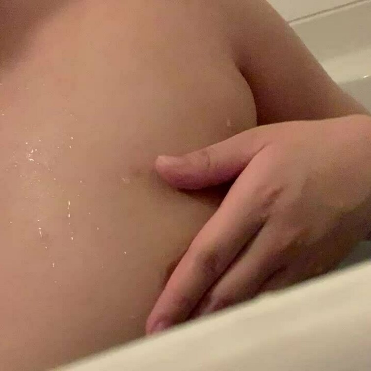 もみしだく🍑 チラ見えてしまった😢🔞