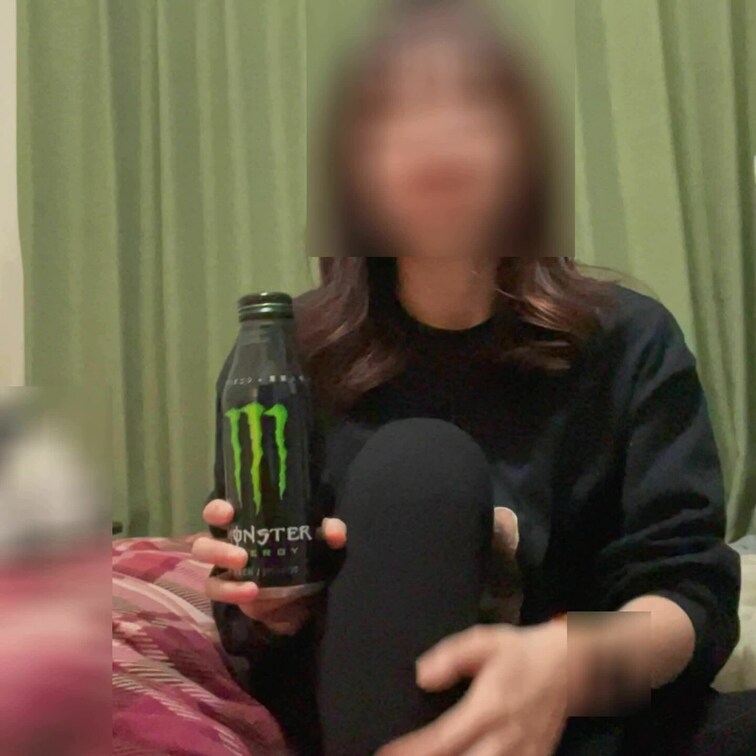 モンエナ飲んでM男にゲップ嗅がせてあげようと思って体張った動画笑


最初、寝てるM男にそのままゲップ出そうと思っ