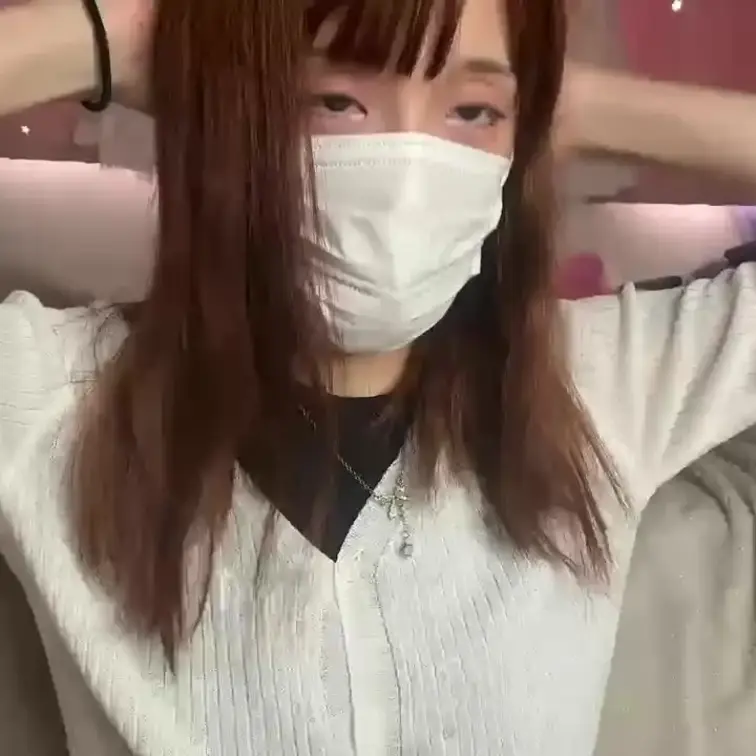 【みれい 20 歳】

みれいさんのライブ配信動画です
生ライブ配信だと、1 回の有料配信を視聴すると、おおよそ平