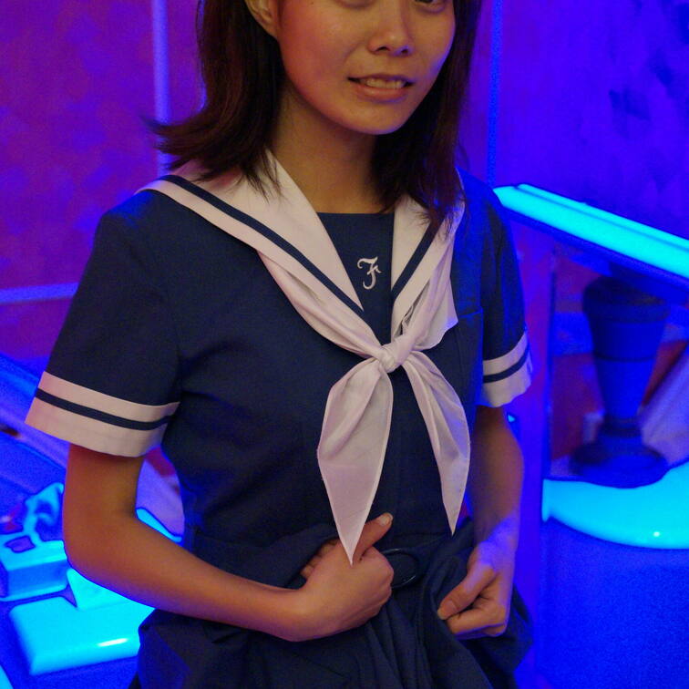 可憐なセーラー服のスカートの下にはまさかのオムツ。。。
