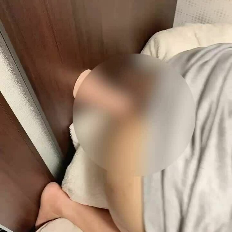 熟女のドアップバイブ挿入
粗チンを添えて