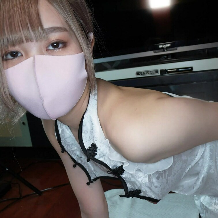 今回はバックであそこがバグるまでピストンマシンで突かれまくりました🫣

バックが一番奥まで届く大勢なので、これで永遠