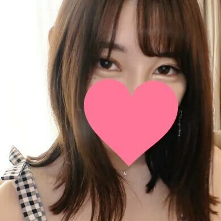 真っ白な肌にとろんとした目つきの美人チャン💕
ちょっとアンニュイで色っぽい雰囲気が漂っています😍❤️
スレンダーボデ