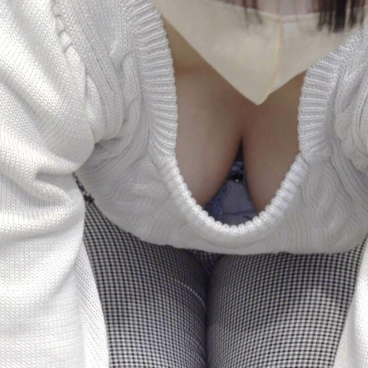 ちょい見せ。本編はこちらから→
#08【陶芸中の胸チラ】ブラが浮きまくりで乳首まで丸見え○○○系女子ちゃん!!