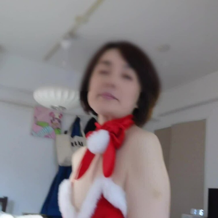 清楚人妻のサンタコスプレ🎅をもっと見たいとリクエスト頂きましたので（笑）
沢山撮りましたが、定番の騎乗位で（笑）