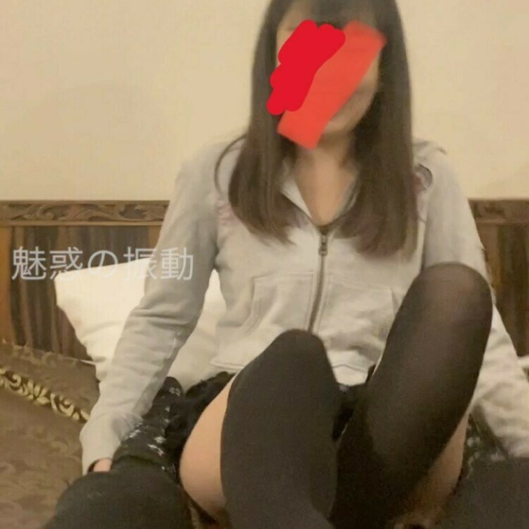 電気アンマショート動画　りんちゃん　1
両足を持って「動けないでしょー？」と言い電気アンマをかけ続けるりんちゃん。
