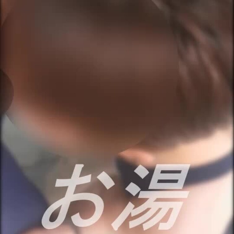 10　水着着用混浴温泉施設で人がいなかったので舐めさせてみた。