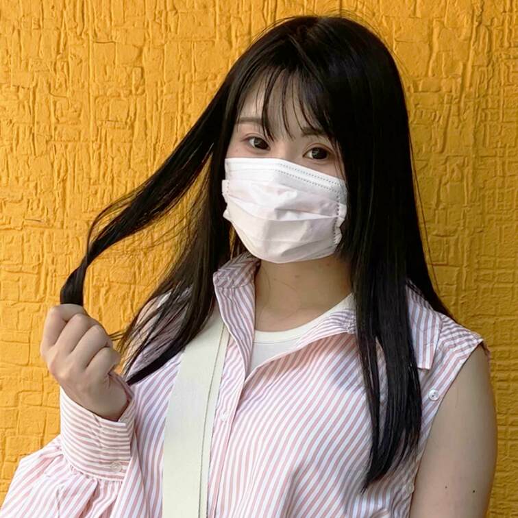 ＃11【MOMO 20歳】
今回ストリートスナップ撮影に協力してくれたのは、
肩出し変形シャツをキュートに着こなすM