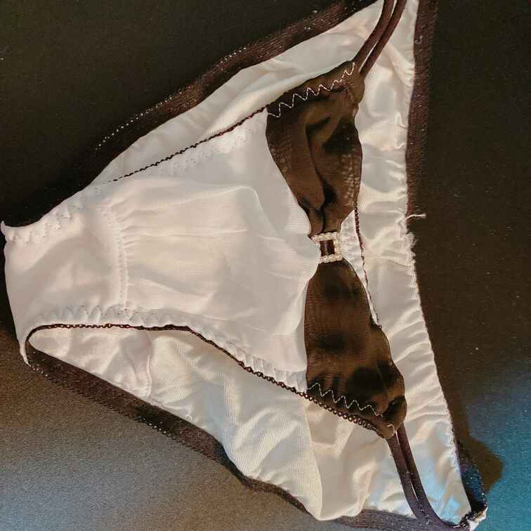 白系に黒のリボンとかどうですか??
