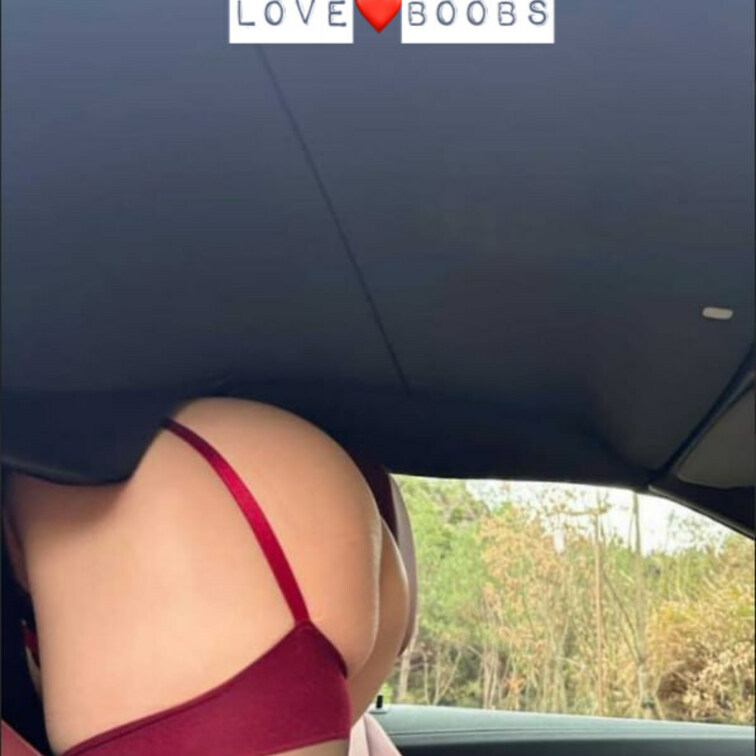 今日は初めて車の中でエッチしたのでめっちゃ気持ち良かったです。🥰