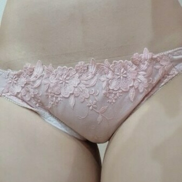 今日も薄いピンクです😰😰　
ピンク最近多いなー😅
 クロッチ汚れはプラン加入で見れますよ🥰
 よかったらプラン加入